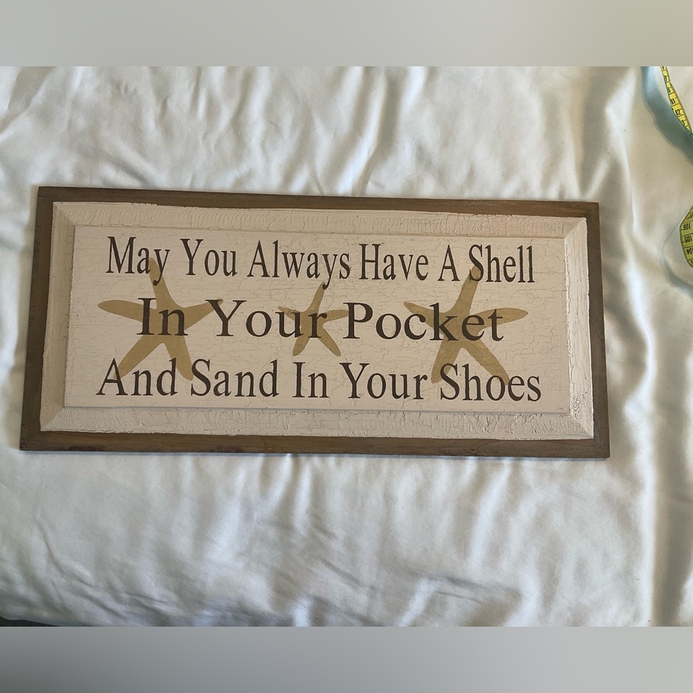 Saltbox sign that is beach themed.